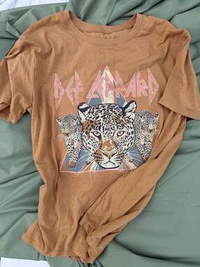 Time and Tru Women's Def Leppard Leopard Graphic Band T-Shirt